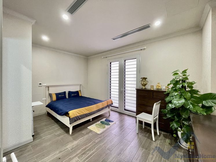 Biệt thự đơn lập cho thuê Vinhome Riverside đủ đồ, có sân vườn 11