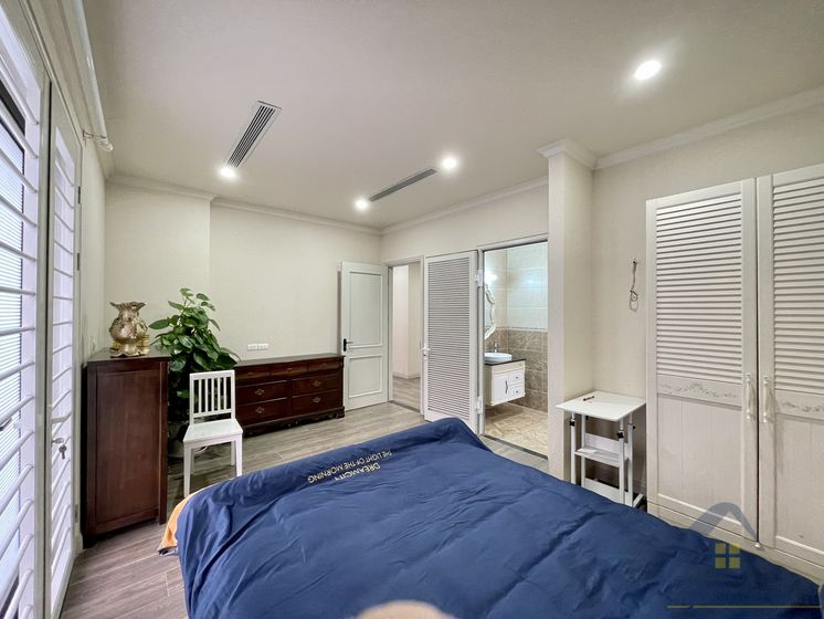 Biệt thự đơn lập cho thuê Vinhome Riverside đủ đồ, có sân vườn 12