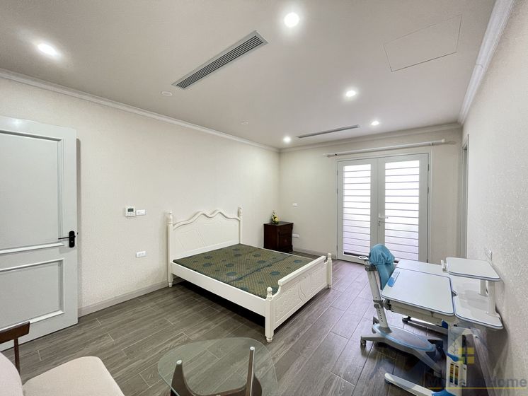 Biệt thự đơn lập cho thuê Vinhome Riverside đủ đồ, có sân vườn 16