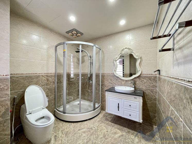 Biệt thự đơn lập cho thuê Vinhome Riverside đủ đồ, có sân vườn 18