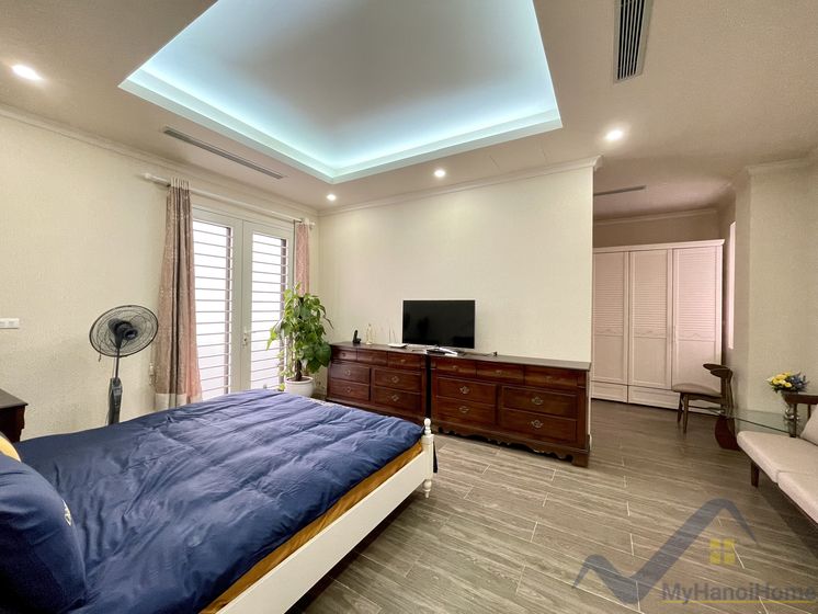 Biệt thự đơn lập cho thuê Vinhome Riverside đủ đồ, có sân vườn 9