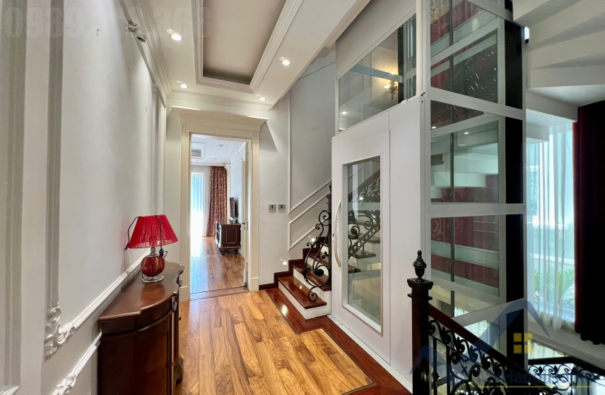Biệt thự đơn lập cho thuê Vinhomes Riverside, thang máy, vườn rộng 15