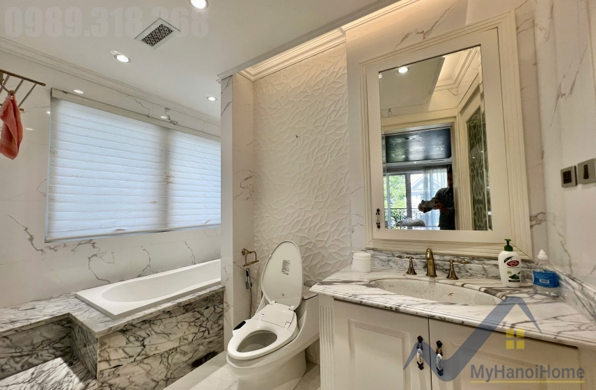 Biệt thự đơn lập cho thuê Vinhomes Riverside, thang máy, vườn rộng 20