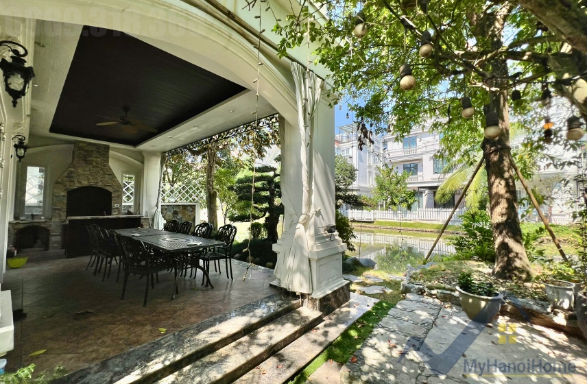 Biệt thự đơn lập cho thuê Vinhomes Riverside, thang máy, vườn rộng 6