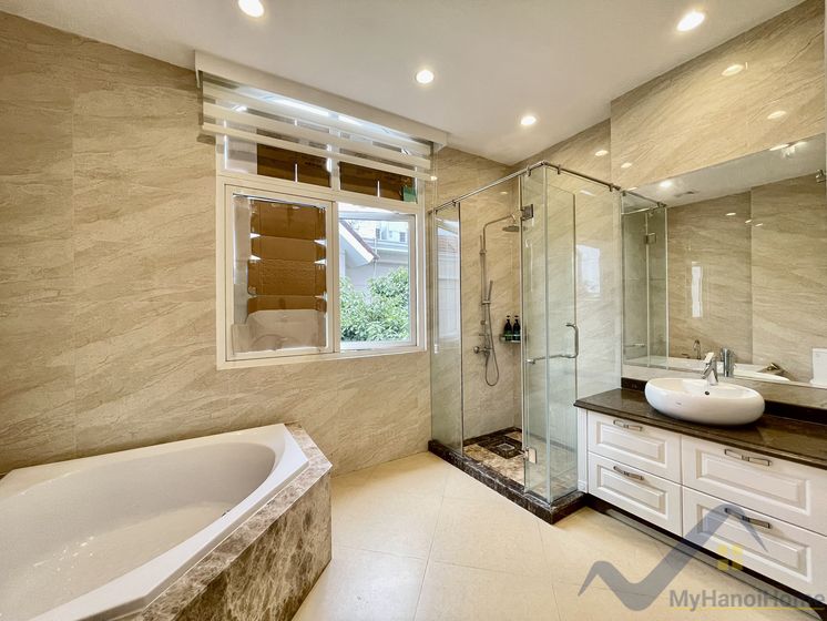 Biệt thự đơn lập Vinhomes Riverside cho thuê có hầm rộng 19