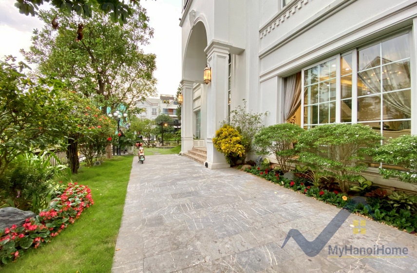 Biệt thự đơn lập Vinhomes Riverside cho thuê sân vườn rộng 7