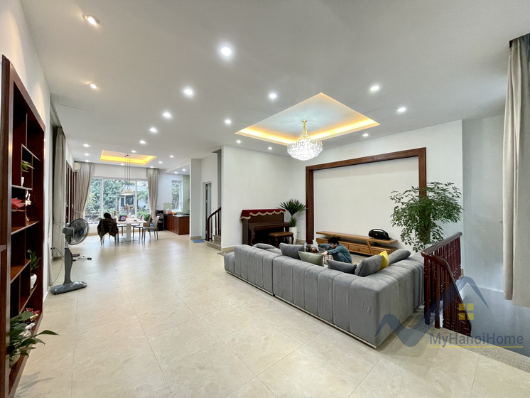 Biệt thự Hoa Sữa cho thuê tại Vinhomes Riverside gần BIS 1