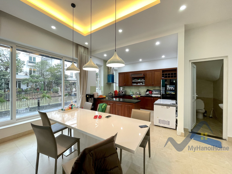 Biệt thự Hoa Sữa cho thuê tại Vinhomes Riverside gần BIS 4