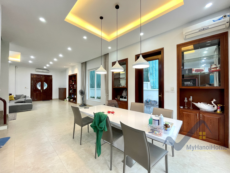 Biệt thự Hoa Sữa cho thuê tại Vinhomes Riverside gần BIS 5
