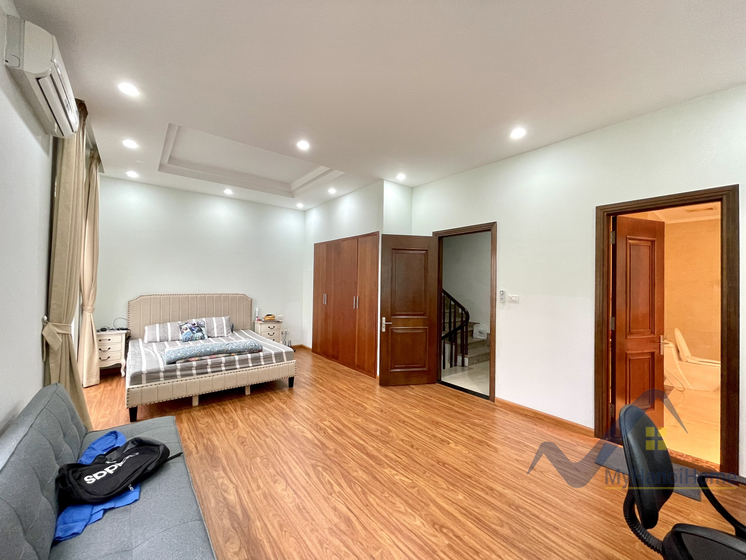 Biệt thự Hoa Sữa cho thuê tại Vinhomes Riverside gần BIS 7