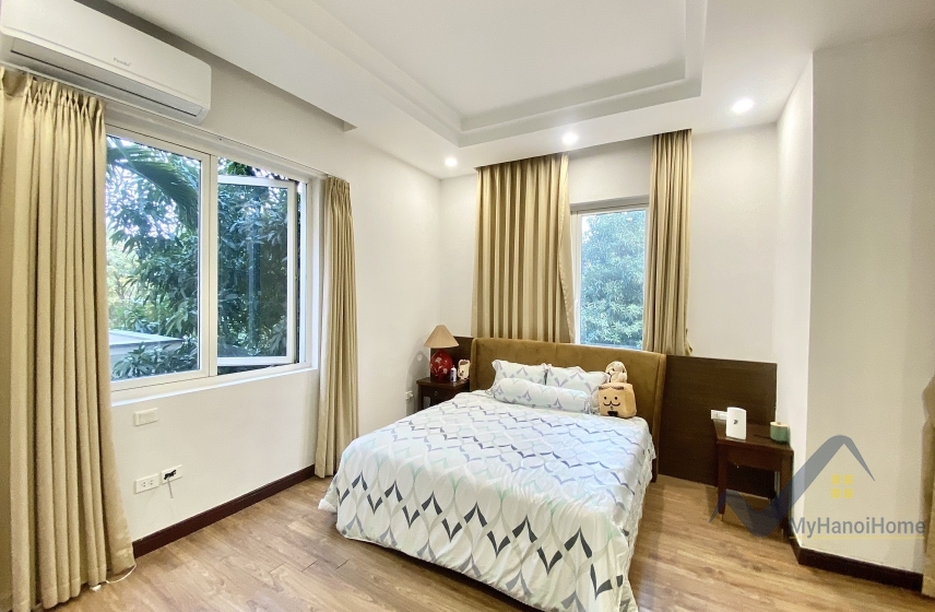 Biệt thự Vinhomes Riverside cho thuê, có tầng hầm và sân vườn 10