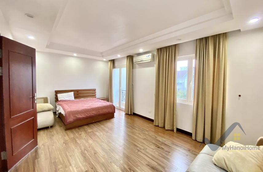 Biệt thự Vinhomes Riverside cho thuê, có tầng hầm và sân vườn 12