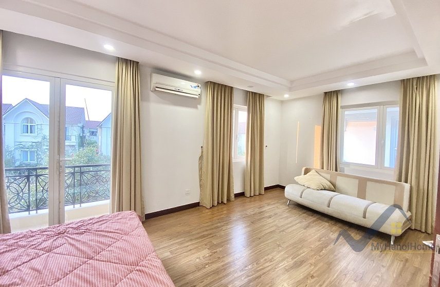 Biệt thự Vinhomes Riverside cho thuê, có tầng hầm và sân vườn 13