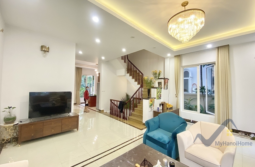 Biệt thự Vinhomes Riverside cho thuê, có tầng hầm và sân vườn 2