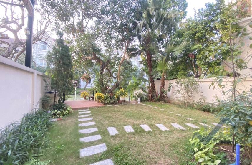 Biệt thự Vinhomes Riverside cho thuê, có tầng hầm và sân vườn 5
