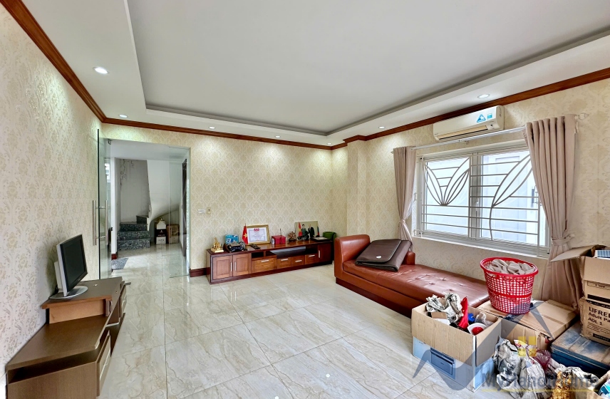 Biệt thự Vinhomes Riverside cho thuê đủ đồ gần vườn hoa 11