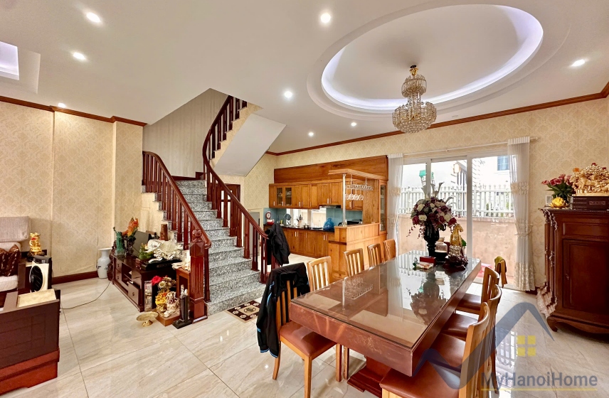 Biệt thự Vinhomes Riverside cho thuê đủ đồ gần vườn hoa 2