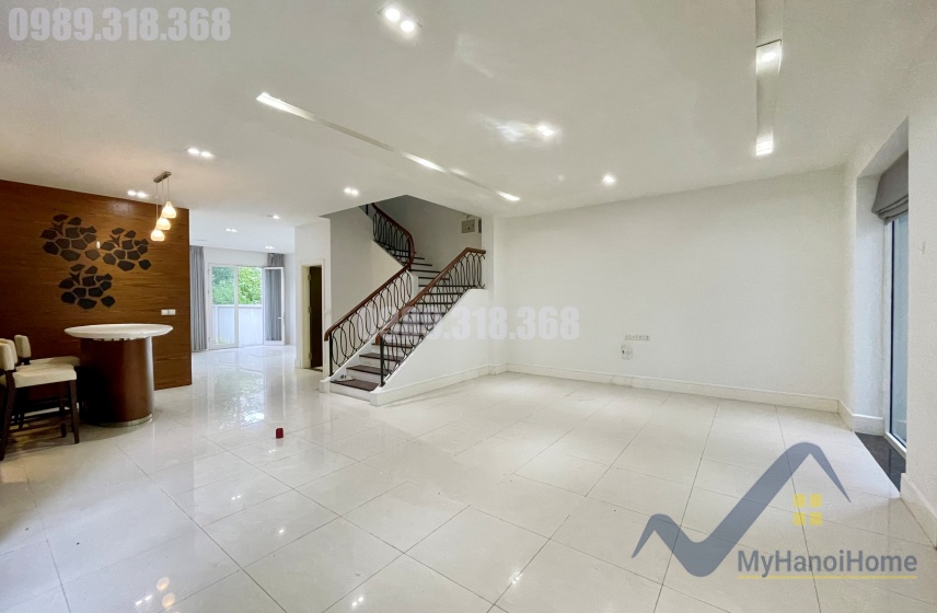 Biệt thự Vinhomes Riverside cho thuê không đồ, 4PN 1