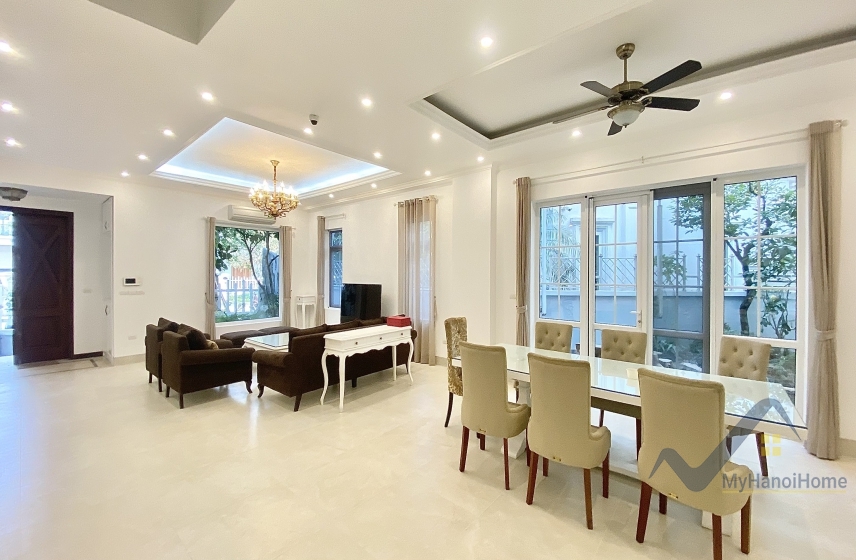 Biệt thự Vinhomes Riverside cho thuê trang bị đủ đồ, sân vườn 3