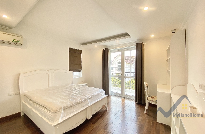 Biệt thự Vinhomes Riverside cho thuê trang bị đủ đồ, sân vườn 13