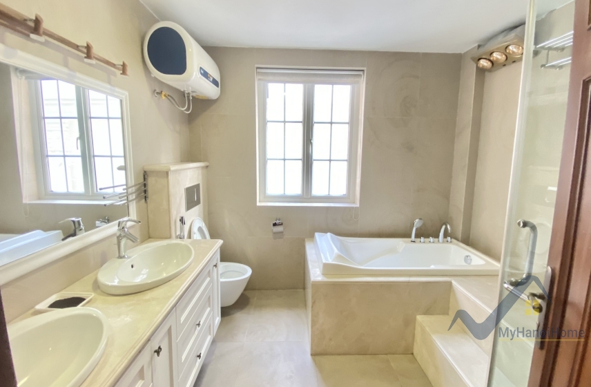 Biệt thự Vinhomes Riverside cho thuê trang bị đủ đồ, sân vườn 18