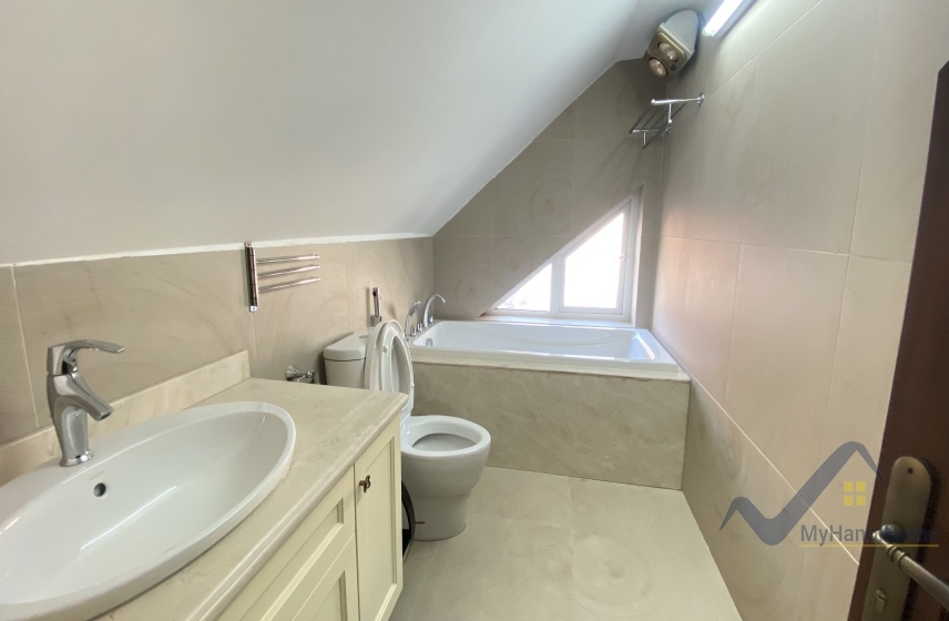 Biệt thự Vinhomes Riverside cho thuê trang bị đủ đồ, sân vườn 21