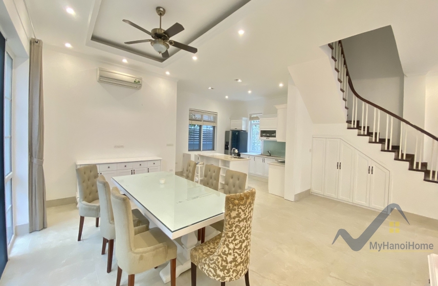 Biệt thự Vinhomes Riverside cho thuê trang bị đủ đồ, sân vườn 4
