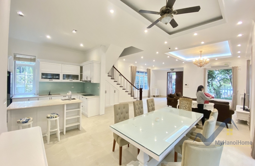 Biệt thự Vinhomes Riverside cho thuê trang bị đủ đồ, sân vườn 5