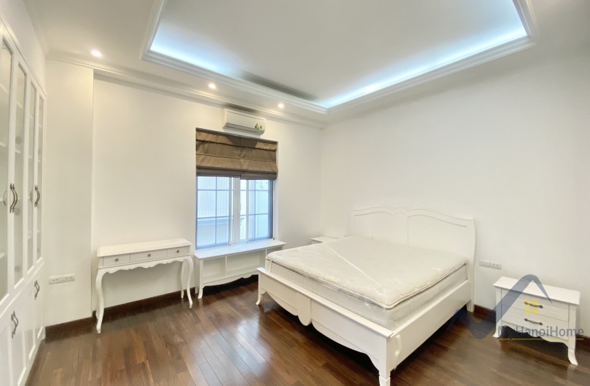 Biệt thự Vinhomes Riverside cho thuê trang bị đủ đồ, sân vườn 8
