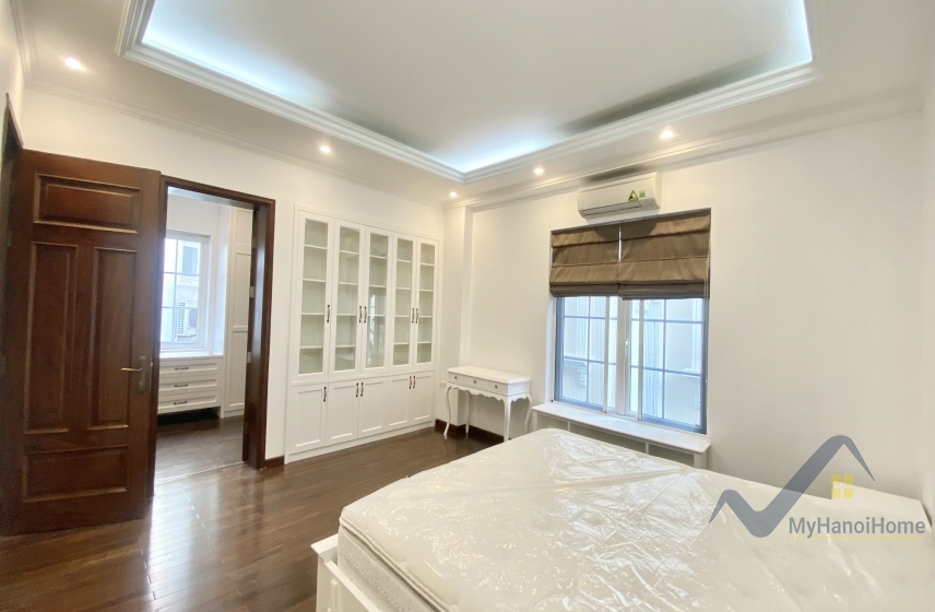 Biệt thự Vinhomes Riverside cho thuê trang bị đủ đồ, sân vườn 9
