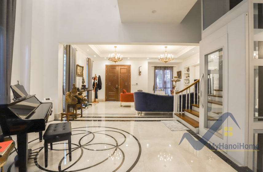 Cần cho thuê biệt thự Vinhomes Riverside, có thang máy full nội thất 3