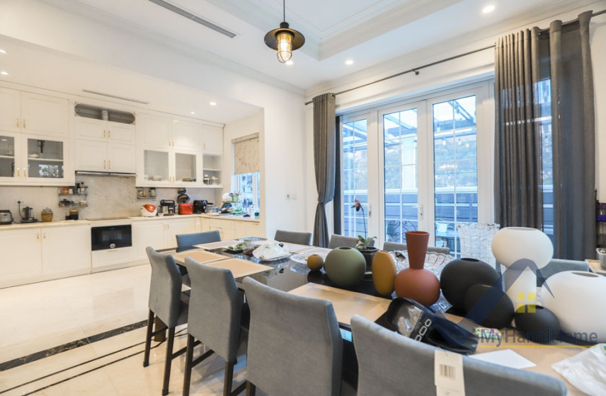 Cần cho thuê biệt thự Vinhomes Riverside, có thang máy full nội thất 6