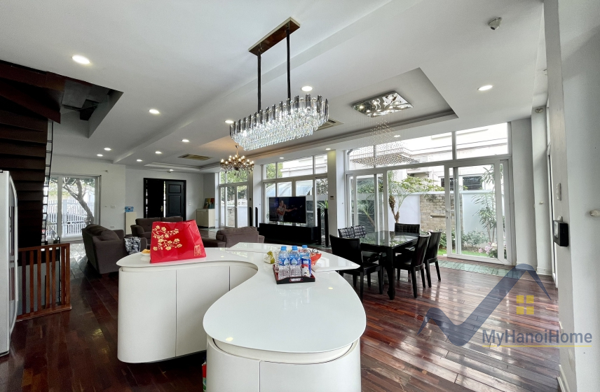 Cần cho thuê biệt thự Vinhomes Riverside song lập ngay gần BIS 4