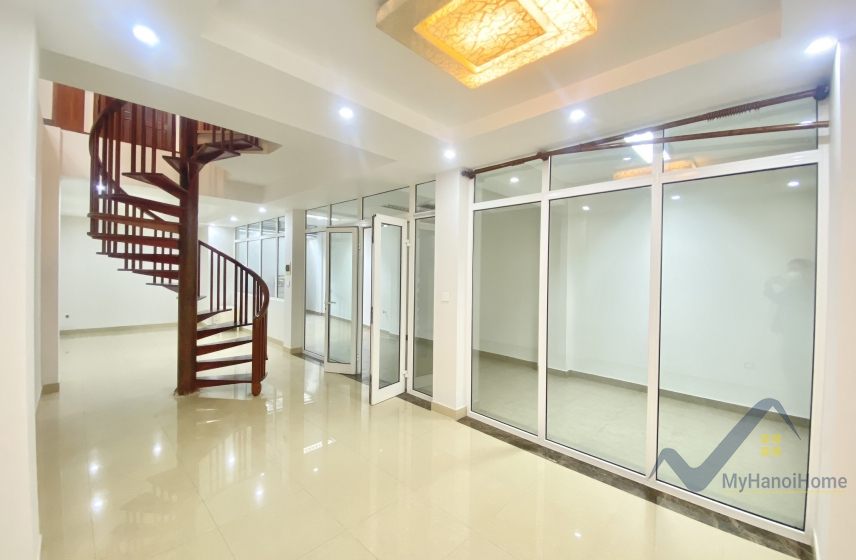 Cho thuê biệt thự đơn lập Vinhomes Riverside có tầng hầm 18