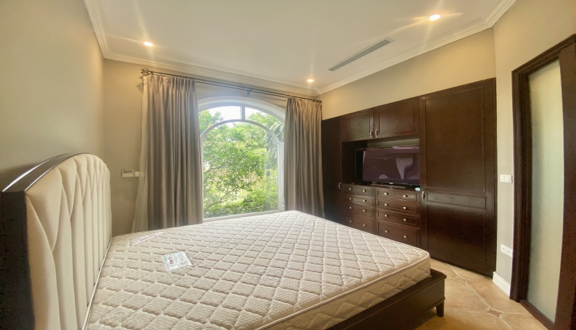 Cho thuê biệt thự đơn lập Vinhomes Riverside vị trí gần trường BIS 9