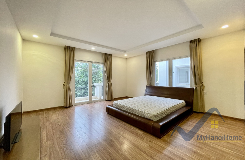 Cho thuê biệt thự đơn lập Vinhomes Riverside vườn rộng đủ đồ 11