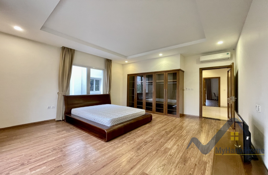 Cho thuê biệt thự đơn lập Vinhomes Riverside vườn rộng đủ đồ 12