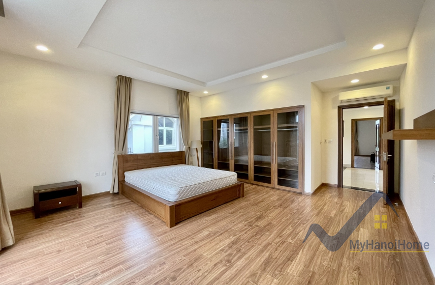 Cho thuê biệt thự đơn lập Vinhomes Riverside vườn rộng đủ đồ 17