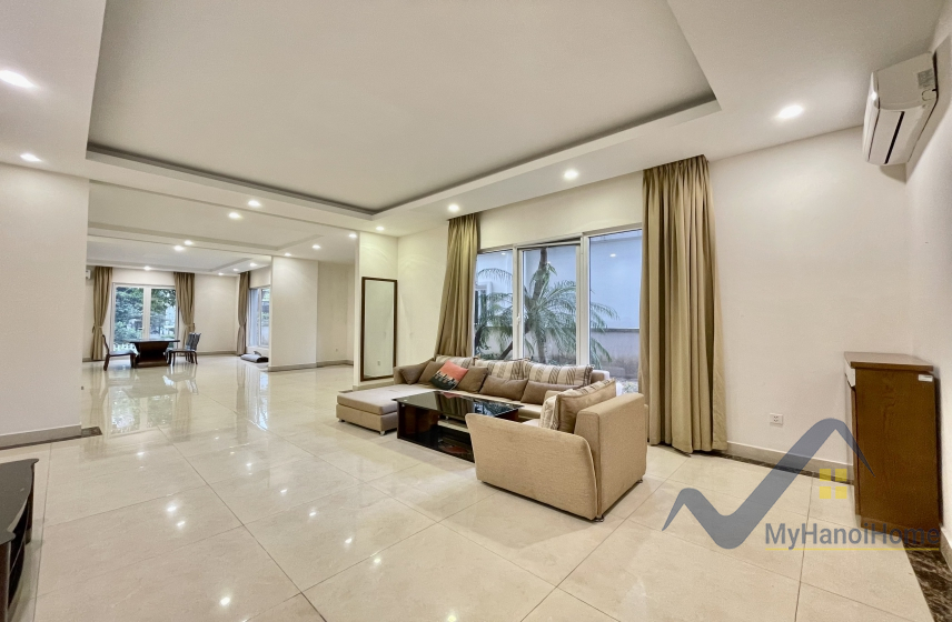 Cho thuê biệt thự đơn lập Vinhomes Riverside vườn rộng đủ đồ 3
