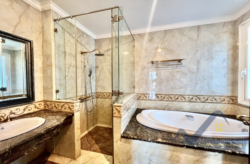 Cho thuê biệt thự đủ đồ Vinhomes Riverside có tầng hầm, gần BIS 14