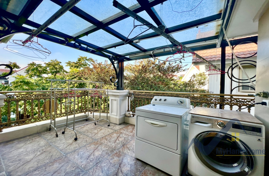 Cho thuê biệt thự đủ đồ Vinhomes Riverside có tầng hầm, gần BIS 21