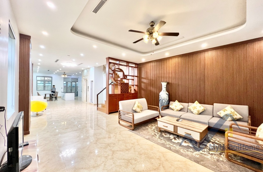 Cho thuê biệt thự Harmonny Vinhomes Riverside có thang máy 1