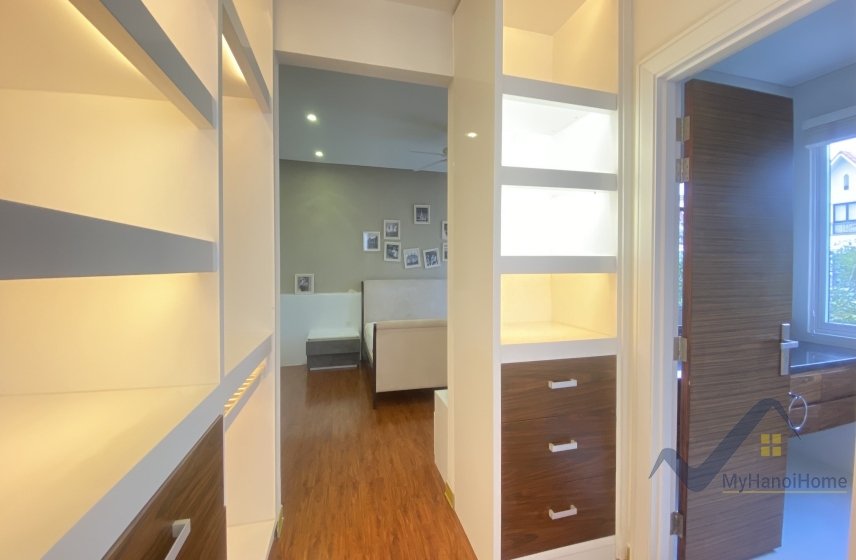 Cho thuê biệt thự song lập Vinhome Riverside, sân vườn full đồ 11