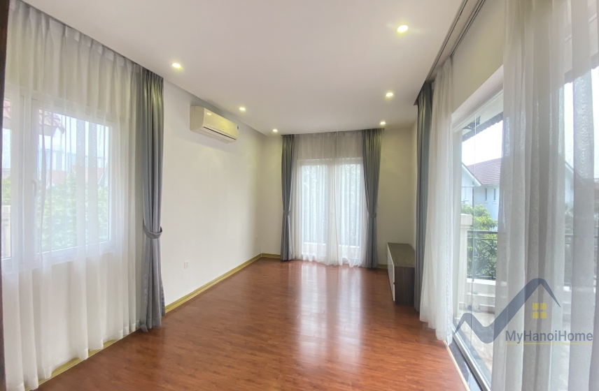 Cho thuê biệt thự song lập Vinhome Riverside, sân vườn full đồ 18