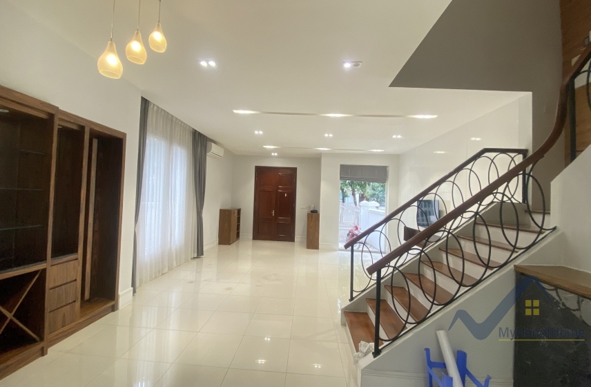 Cho thuê biệt thự song lập Vinhome Riverside, sân vườn full đồ 3