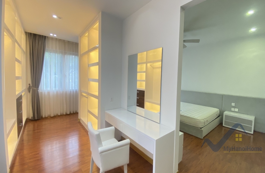Cho thuê biệt thự song lập Vinhome Riverside, sân vườn full đồ 7