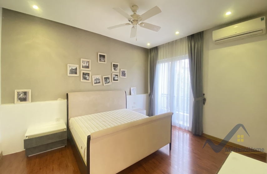 Cho thuê biệt thự song lập Vinhome Riverside, sân vườn full đồ 9