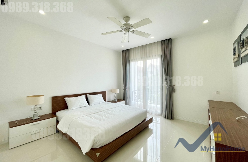 Cho thuê biệt thự Vinhomes Riverside có sân rộng, đủ đồ 12
