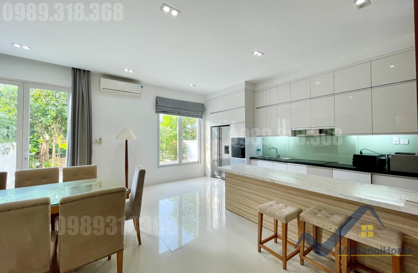 Cho thuê biệt thự Vinhomes Riverside có sân rộng, đủ đồ 3