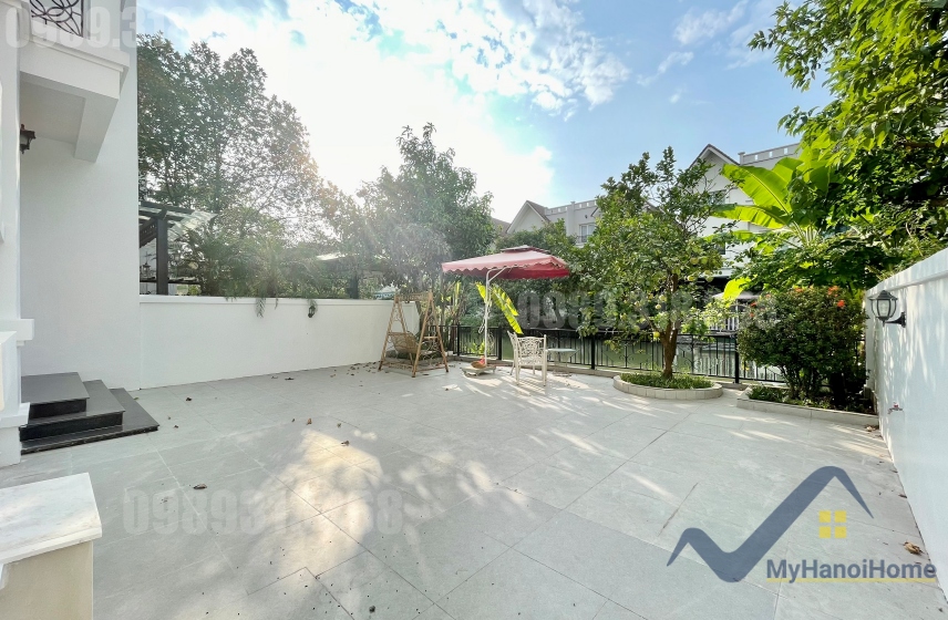 Cho thuê biệt thự Vinhomes Riverside có sân rộng, đủ đồ 6